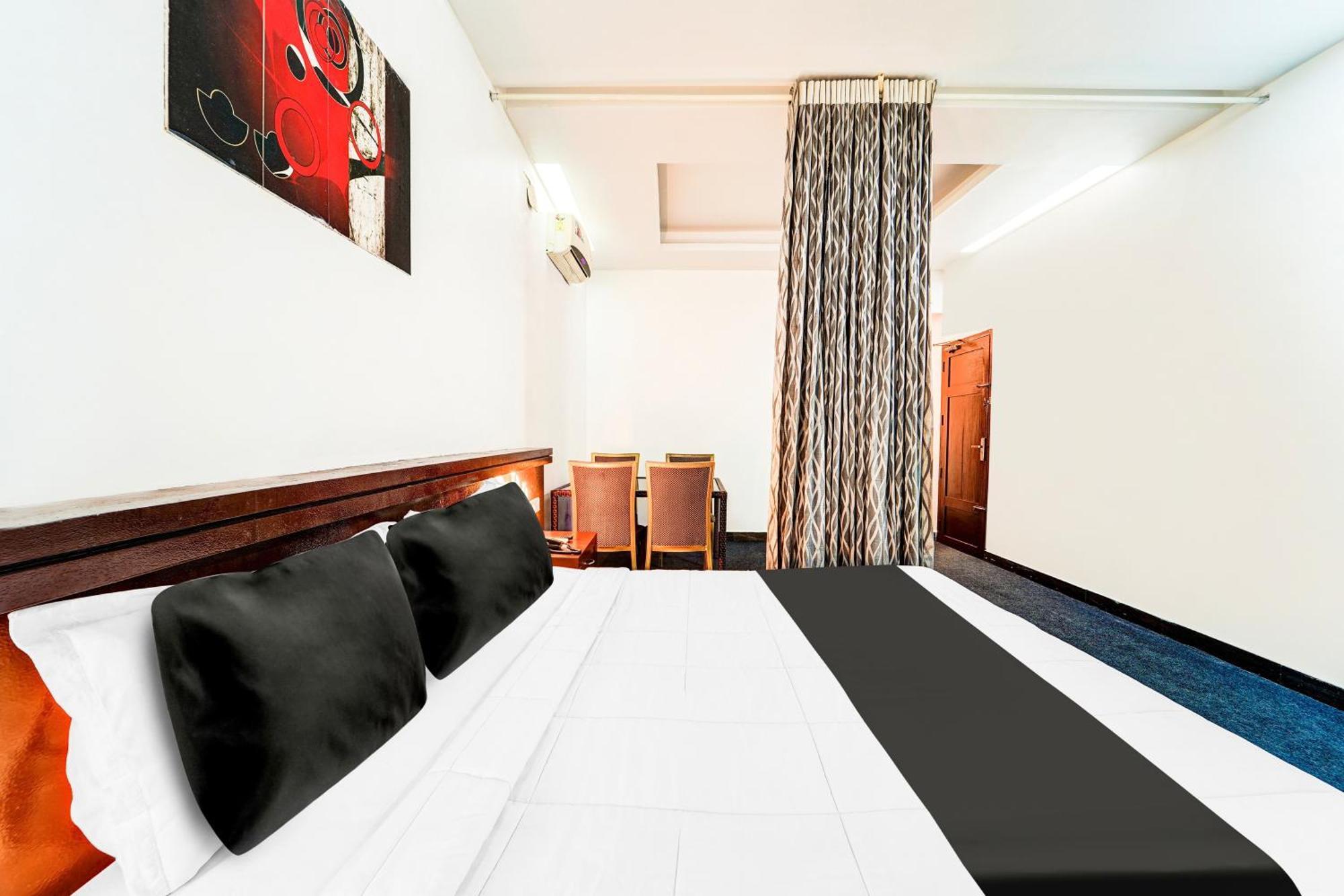 Hotel Super Collection O Kazhakuttam Near Al Saj Convention Centre Andurkonam Exterior foto